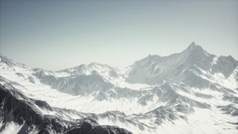 Paisaje-Montañoso-Del-Cáucaso-Invernal-Con-Glaciares-Blancos-Y-Pico-Rocoso