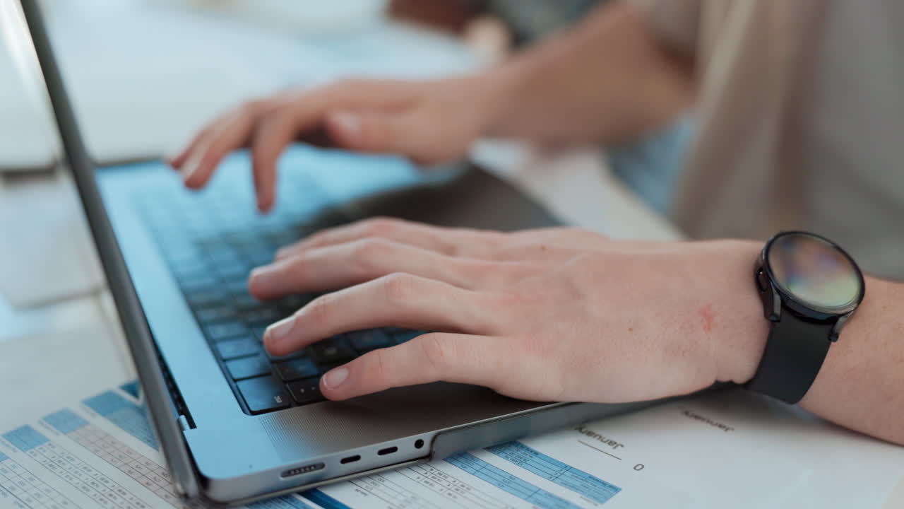 persona trabajando en una computadora portátil