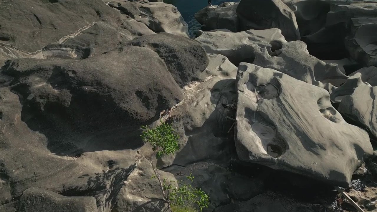 Vista aerea si avvicina a lastre di quarzite levigata scolpite in pozze arrotondate, stretti canali e bacini naturali dall'erosione continua dell'acqua, Vale da Lua, Alto Paraiso de Goias, Chapada dos Veadeiros.