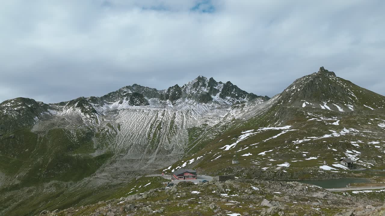 vista aérea de un restaurante suizo en el paso de nufenen en suiza