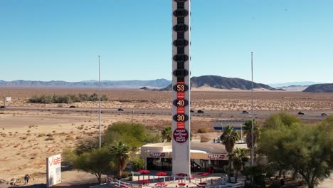 Luftaufnahme-Des-Höchsten-Thermometers-Der-Welt-In-Baker,-Kalifornien,-USA