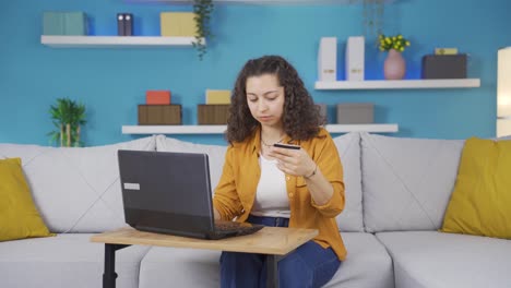 mujer joven haciendo una videollamada en portátil.