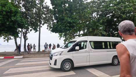 gente cruzando la carretera para llegar a la playa