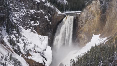 Vista-De-Las-Caídas-Inferiores-De-Yellowstone-Cámara-Lenta