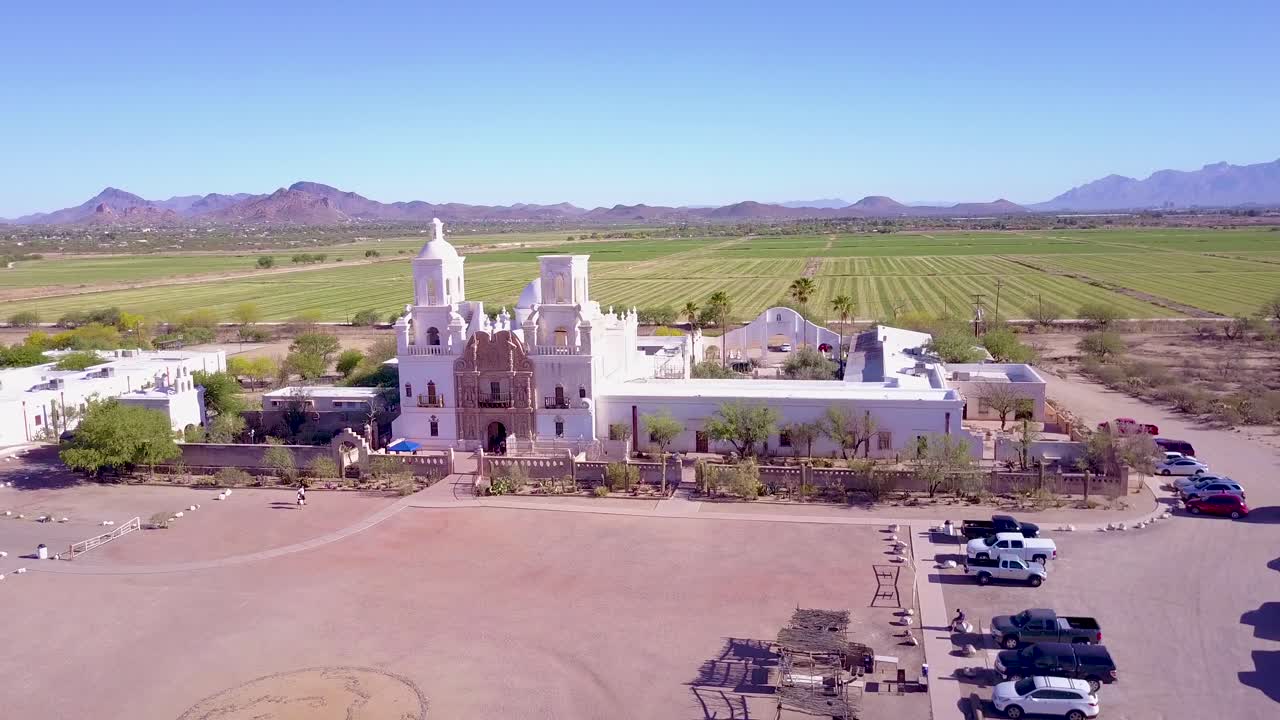 una hermosa toma aérea de la misión san xavier del bac una histórica misión católica española cerca de tucson arizona 2