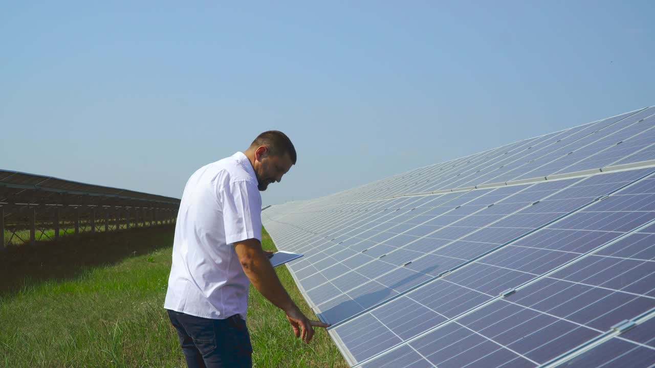 태양광 발전소 에서 태블릿 에 메모 를 하는 사람