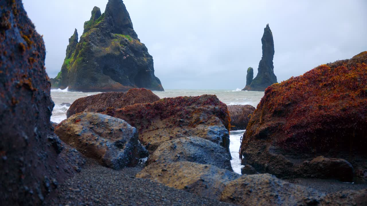 formaciones rocosas y pilas marinas de basalto en la playa de reynisfjara en el sur de islandia