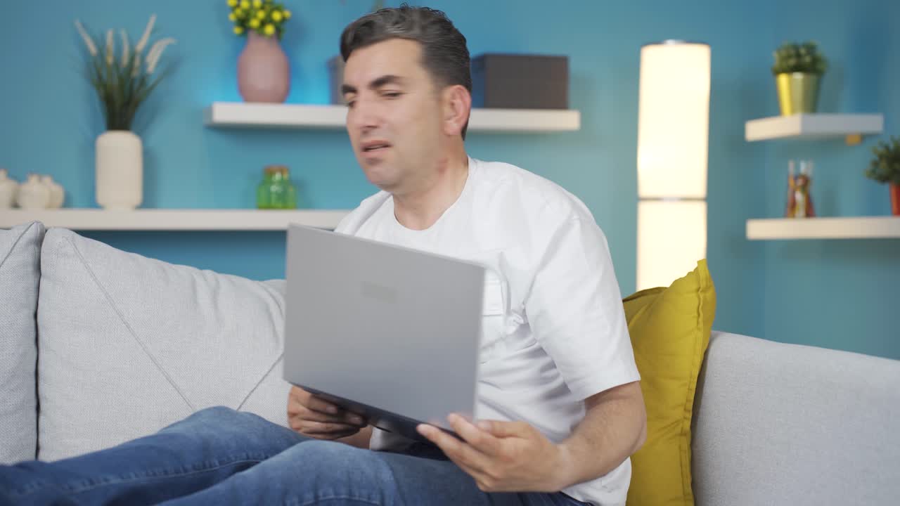 en el momento crítico, la batería del portátil se agota.