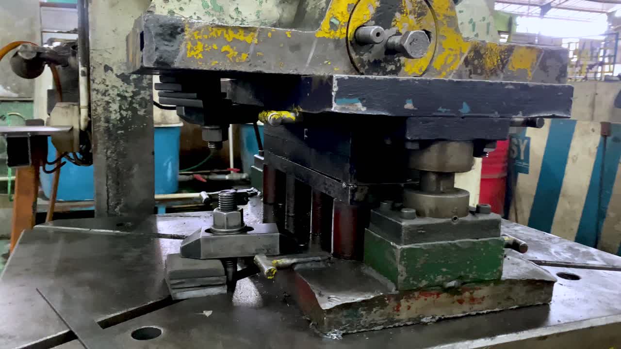 muere en la máquina de prensa