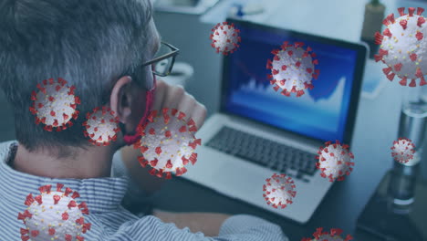 animación de células de virus sobre un hombre de negocios caucásico con máscara facial usando una computadora portátil en la oficina