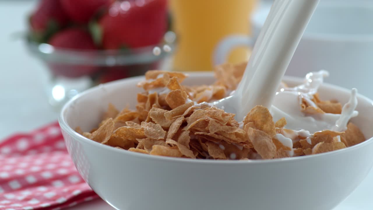 Mælk hældes ned i en cerealskål i slowmotion