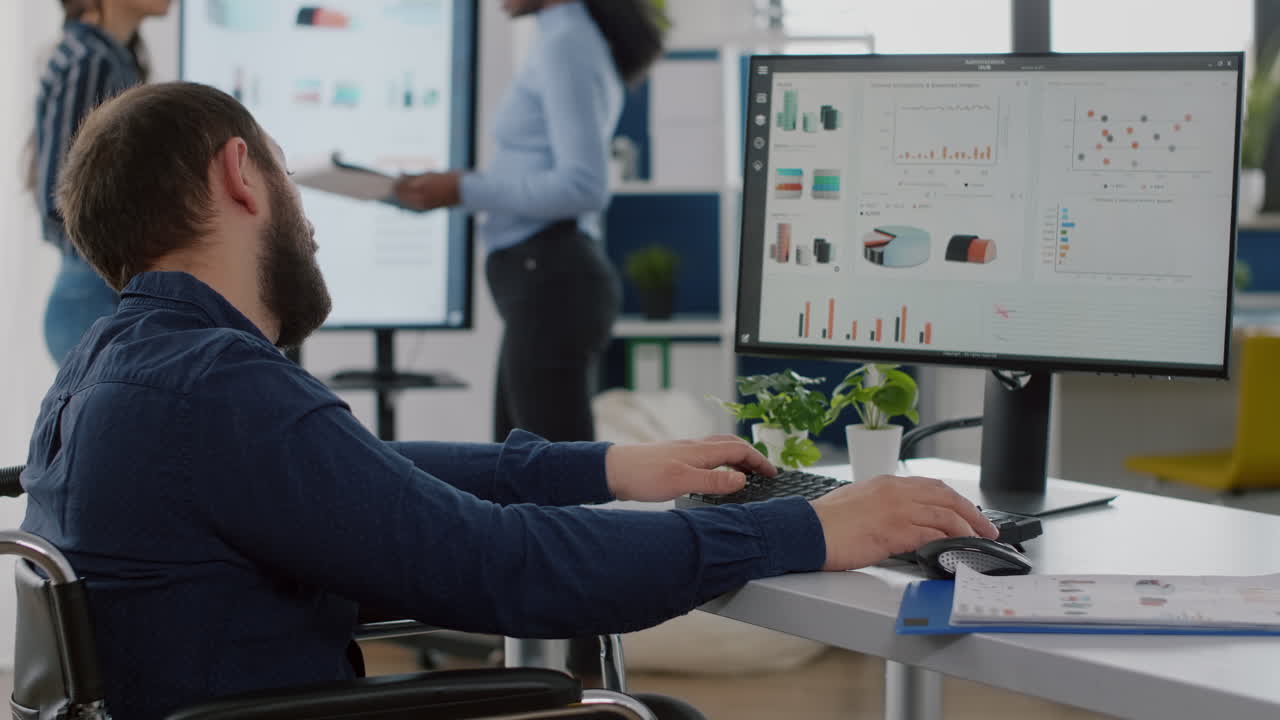 hombre de negocios discapacitado en silla de ruedas discutiendo con un colega