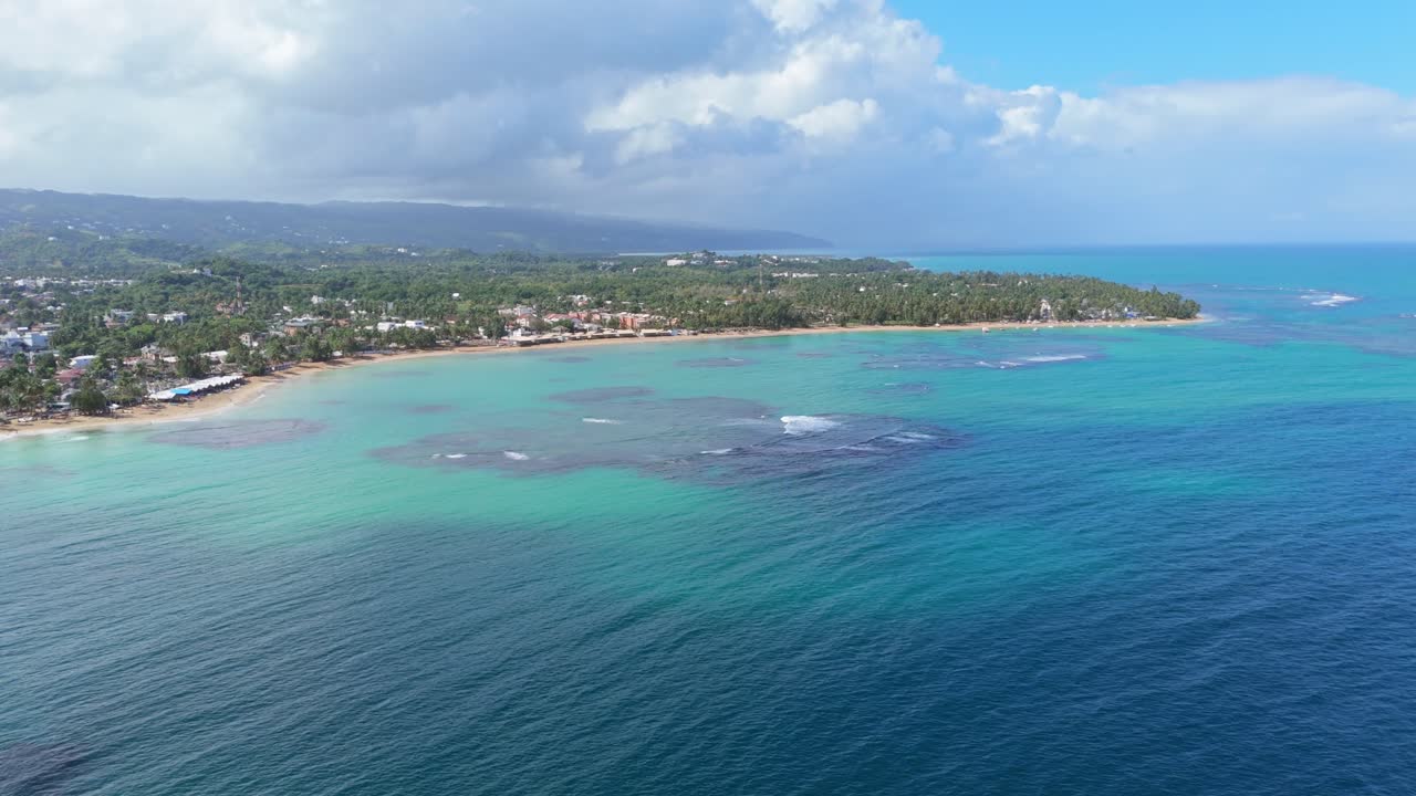Scenic Beauty of Playa Las Terrenas in Samaná with Pristine Beaches and Vibrant Greenery