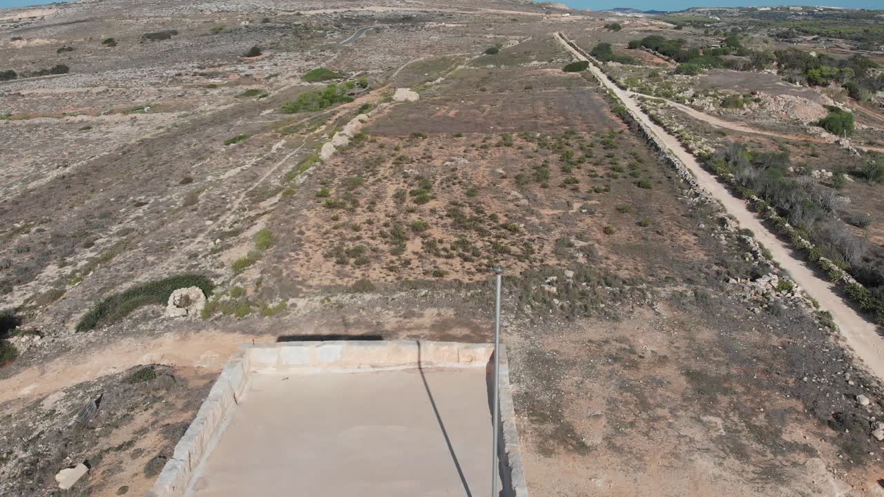 video aéreo de drones del norte de malta cerca de la torre ghajn znuber