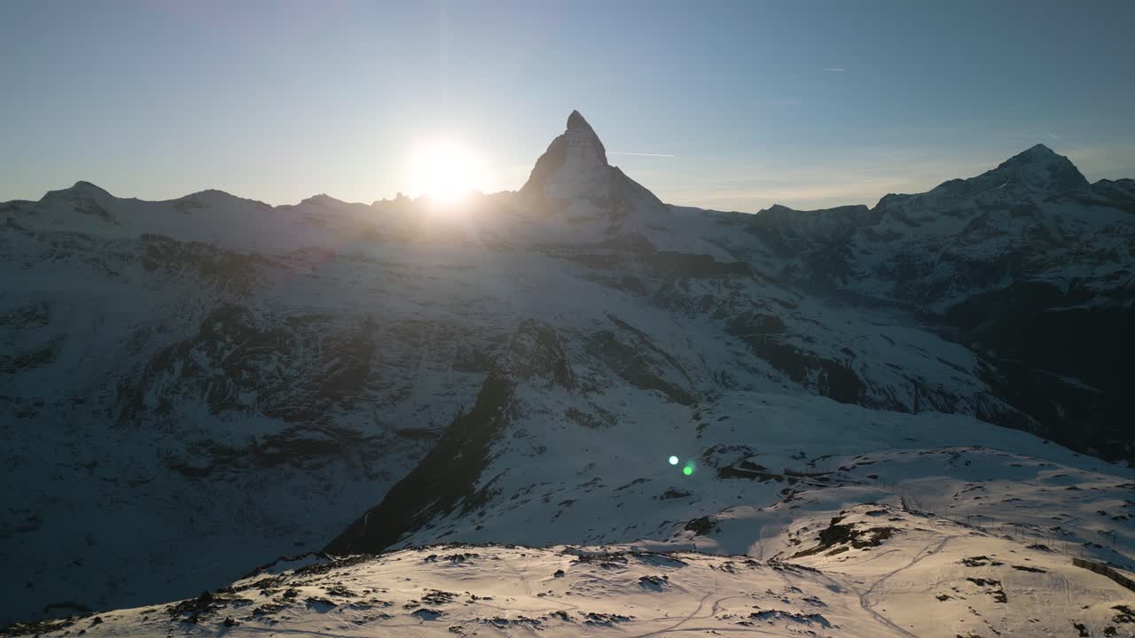 산 뒤로 해가 질 때 상징적인 마테호른 풍경의 놀라운 공중 전망
