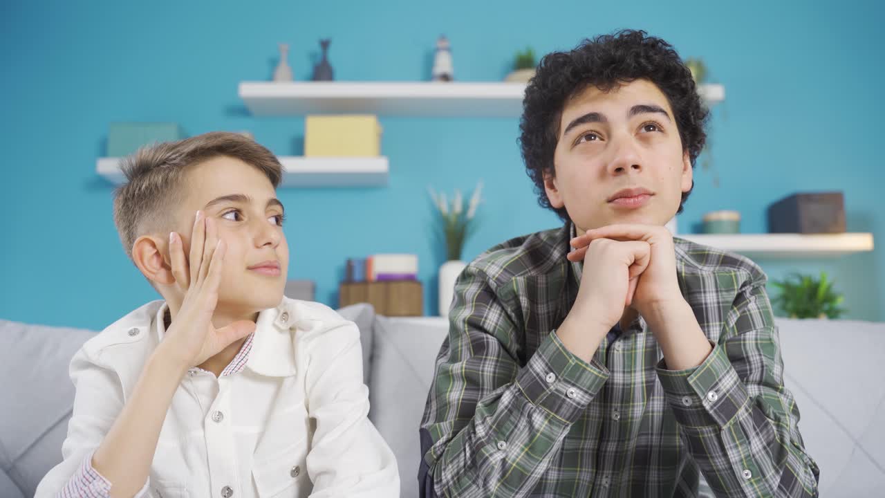 작은 동생과 큰 동생은 함께 좋은 꿈을 꾸고 있습니다.