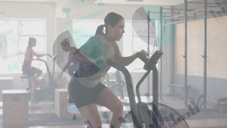 animación de procesamiento de datos en la interfaz sobre mujer caucásica entrenamiento cruzado en elíptico en el gimnasio