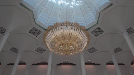 la arquitectura interior de la gran mezquita de argel con las grandes luces de techo de diamantes