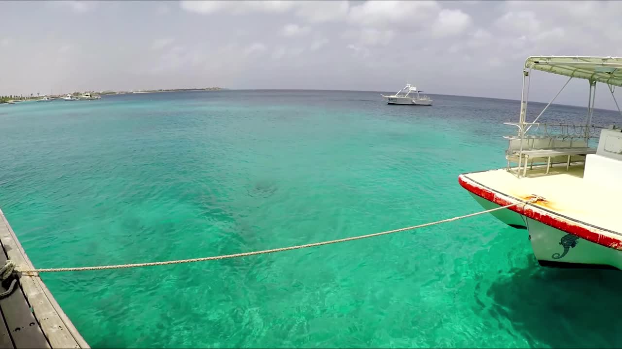 잔잔한 바다에서 보트