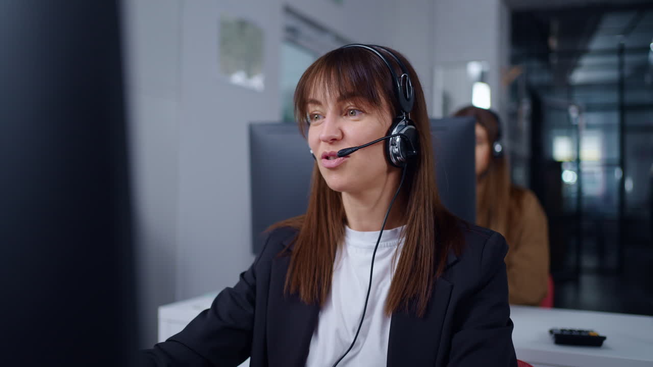 콜센터에서 일하는 여자