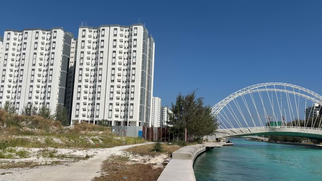 Modern yüksek apartman binaları ve planlı şehir yerleşimi ile Hulhumalé şehri, Maldivler