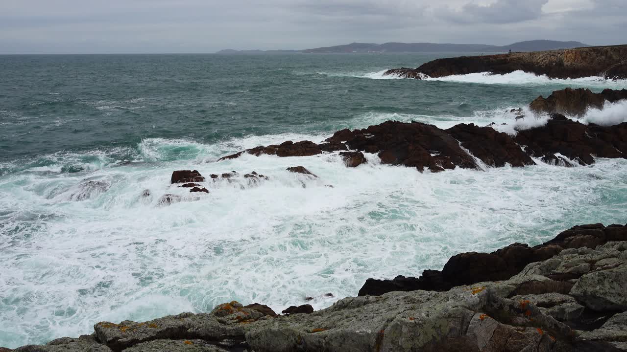 Riprese dell'Oceano Atlantico nella città de La Coruña, Spagna. Rocce e oceano.