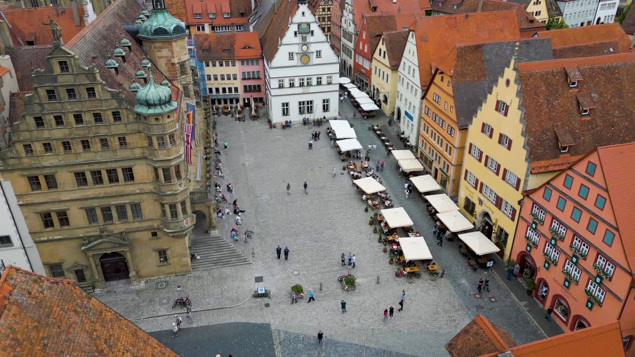 4K Drohnenvideo: Marktplatz und Rathaus der ummauerten Stadt Rothenburg ob der Tauber, Deutschland