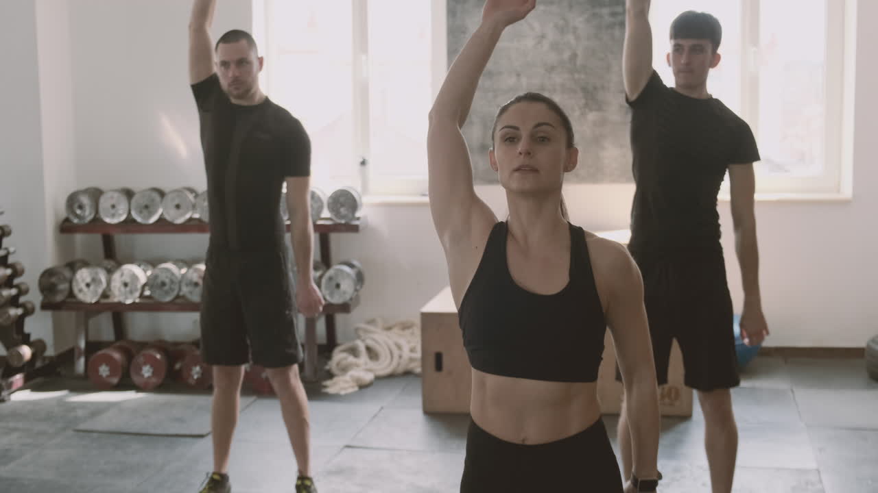 imágenes de cerca del conductor de una ambulancia latina mirando a la cámara