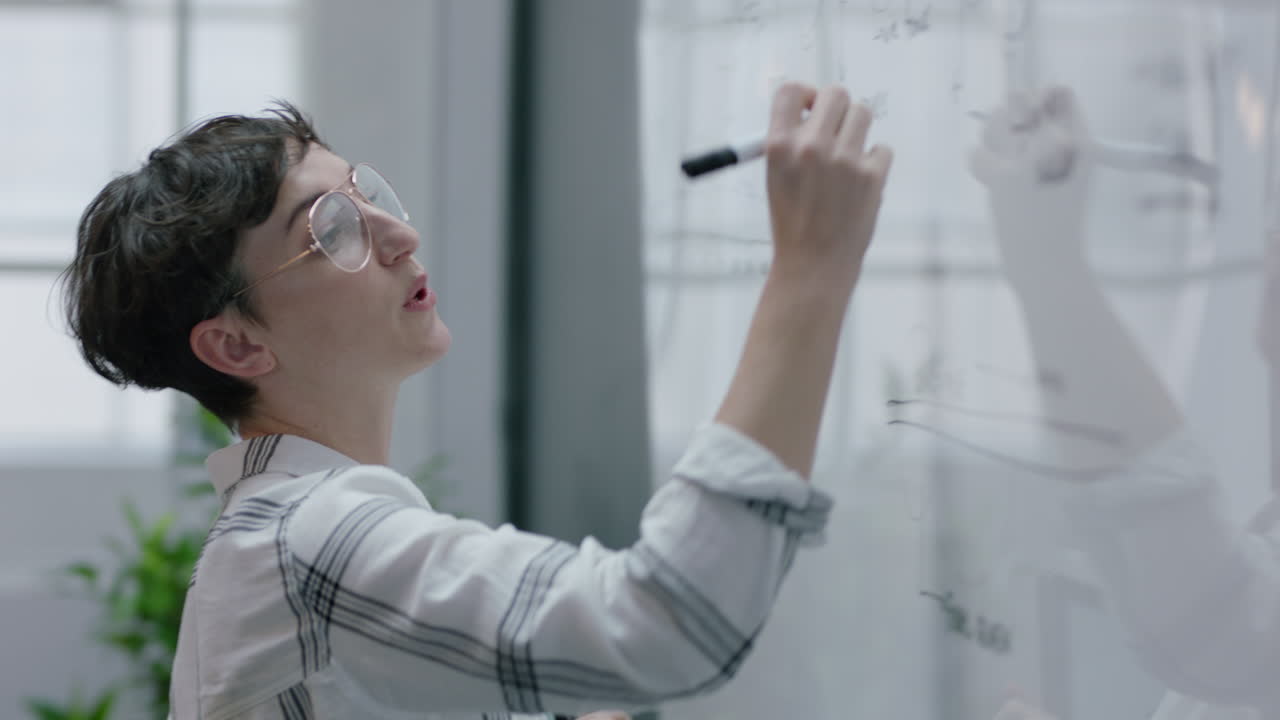 창의적인 비즈니스 여성 브레인 스토밍 디자이너들이 웹 디자인 프로젝트에서 함께 일하는 백인 여성 온라인 연구를 사용하여 개발 전략을 계획 현대 사무실에서 화이트 보드에 아이디어를 작성