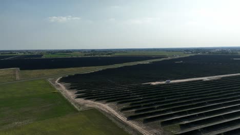 ángulo-Alto-Aéreo-Establecido-De-La-Estación-Base-Del-Panel-Solar-Durante-Un-Día-Soleado-De-Verano