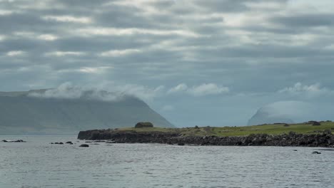 Sombrío-Paisaje-Nublado-Sobre-Las-Islas-Koltur-Y-Hestur-En-Las-Islas-Feroe,-Dinamarca