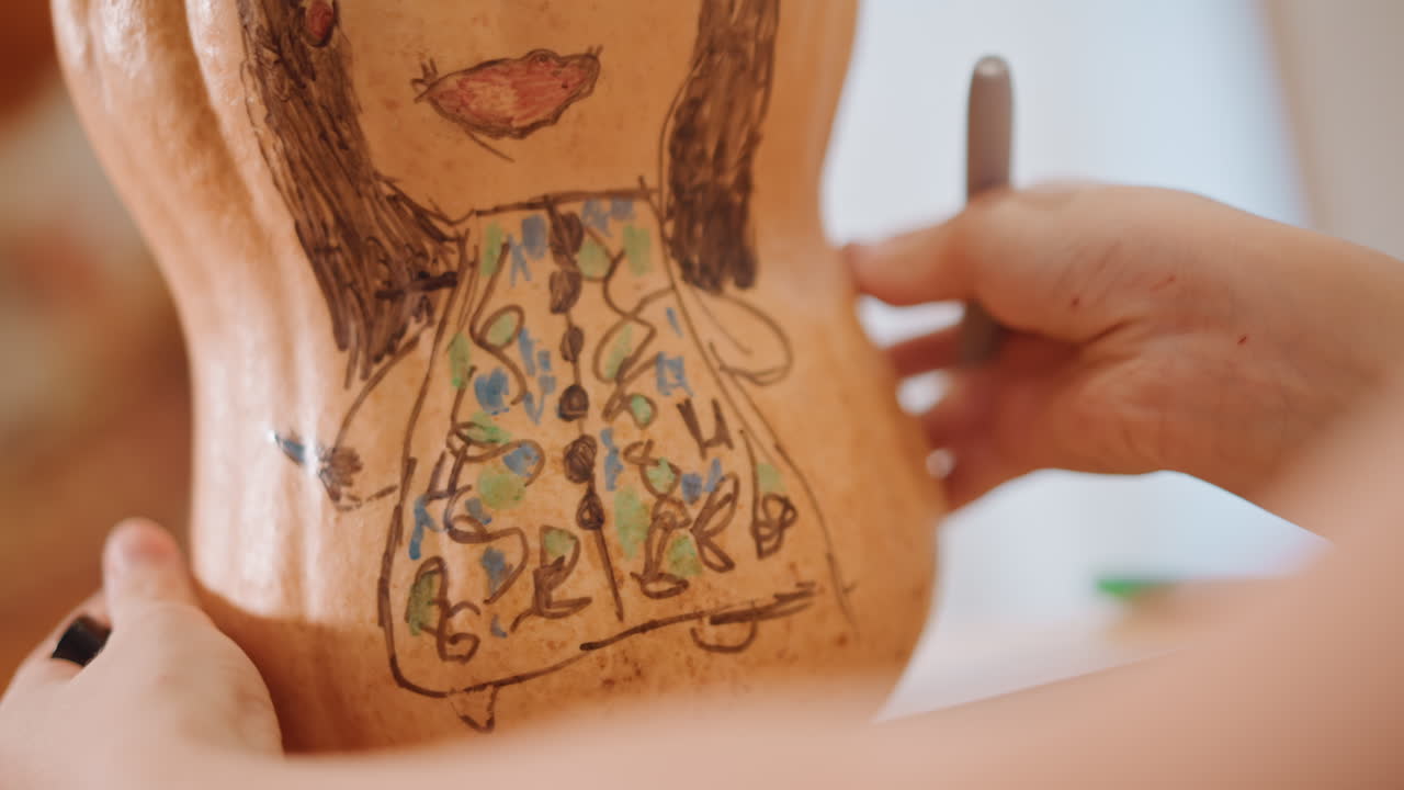 Inspiración para manualidades acogedoras de otoño. Dibujo colorido de un vestido con temática de calabaza hecho a mano con un ambiente estacional acogedor. Proyecto creativo de bricolaje con arte temático de calabaza, tonos cálidos de otoño y patrones folclóricos.