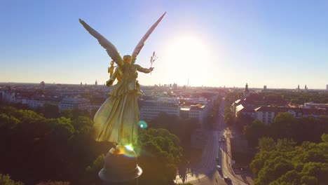 Antenne-Um-Den-Wunderschönen-Goldenen-Friedensengel-Maximillian-Park-Im-München-Vorort-Bogenhausen