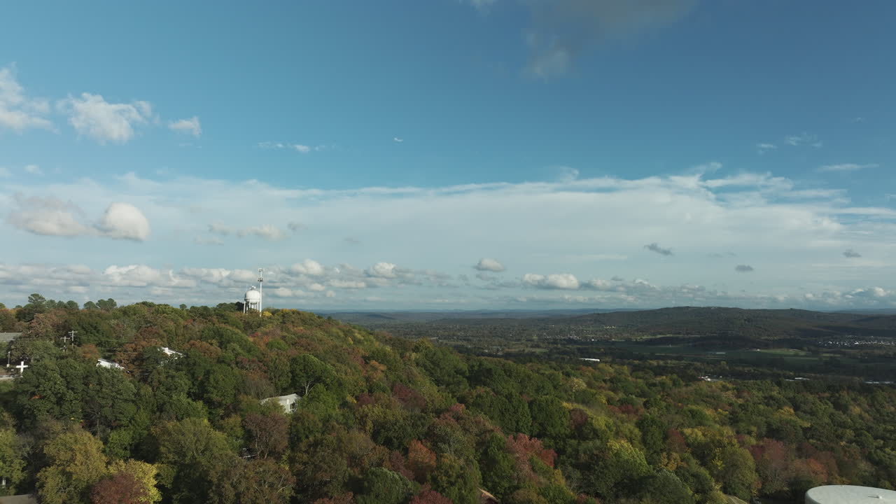 vista aérea del bosque de montaña en colores de otoño