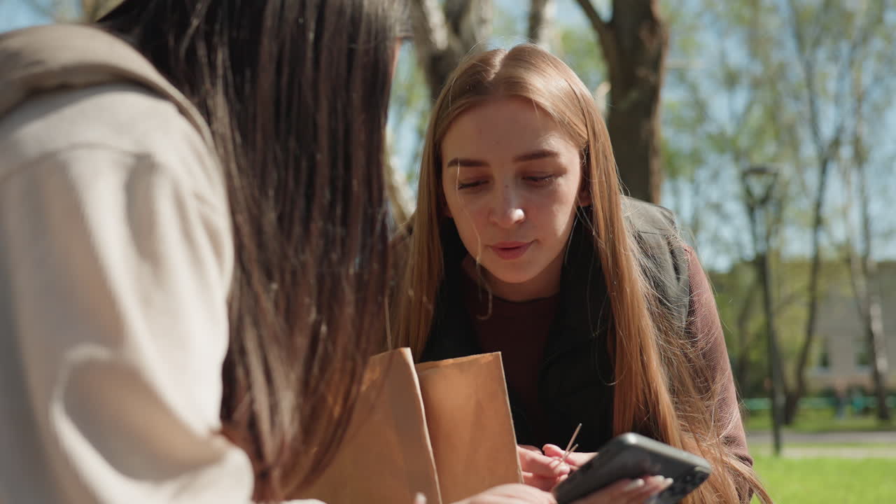 친구들이 함께 콘텐츠를 탐색하고, 야외에서 친구들이 공유된 장치를 살펴보고, 소녀와 동반자가 나무 아래에서 콘텐츠를 공부하고, 여성들이 공원에서 야외 소셜 활동을 하는 동안 태블릿으로 협업해요.