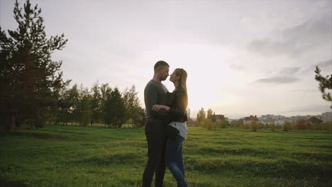 una pareja enamorada al atardecer en un parque.