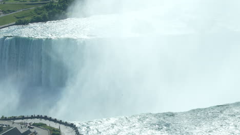 un primer plano de agua y niebla sobre el borde de las cataratas de herradura en las cataratas del niágara, ontario