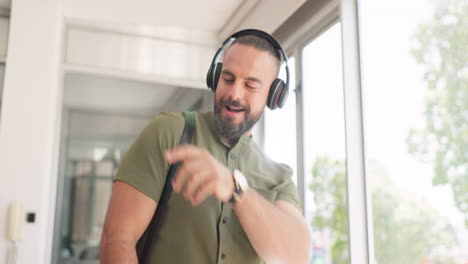 baile, auriculares y hombre de negocios en la oficina