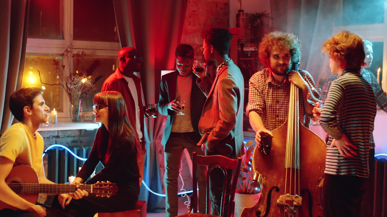 젊은이 들 이 콘서트 후 파티 에서 대화 하고 즐거움을 즐기고 있다