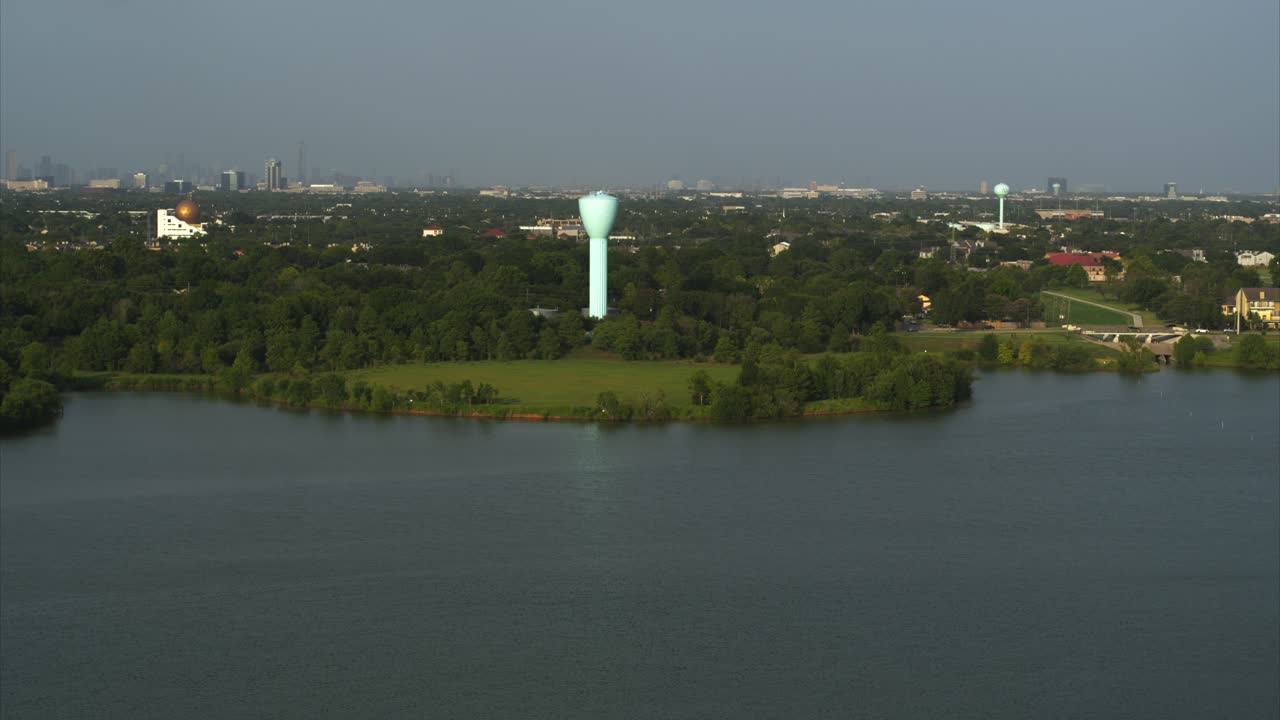 Teksas, Batı Houston'daki Brays Bayou ve evlerin havadan görünümü.
