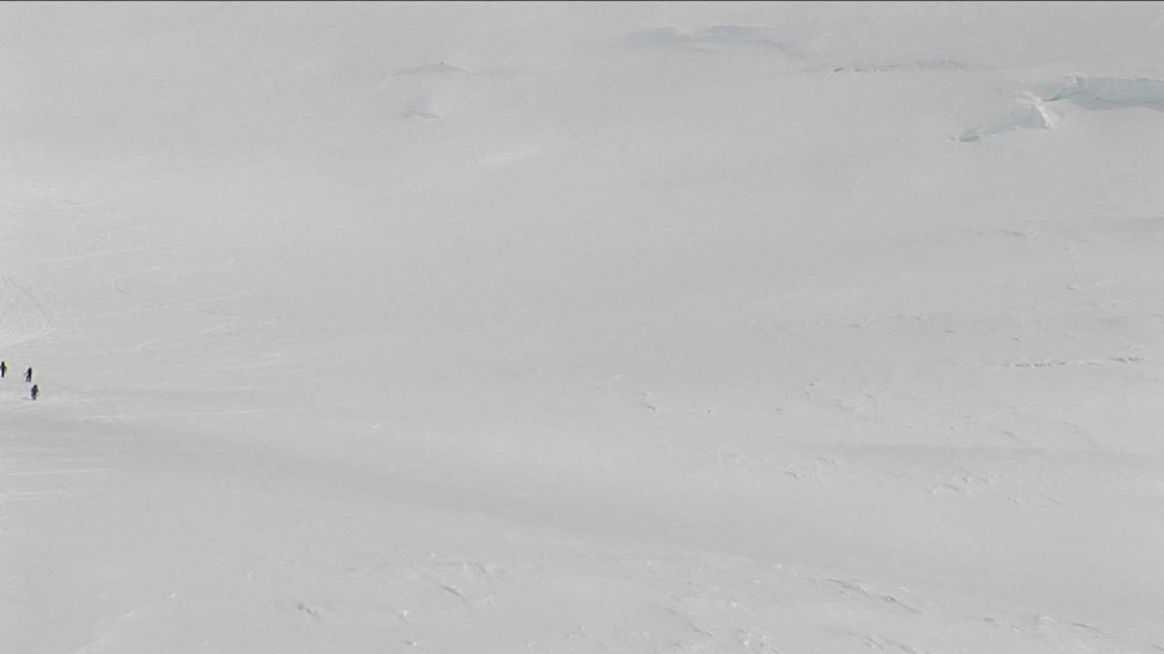 산의 가파른 경사면에 등산객의 라인