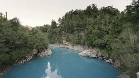 Stahldraht-Von-Der-Hängebrücke,-Die-Den-Lebhaften-Blauen-Fluss-Hokitika-überquert