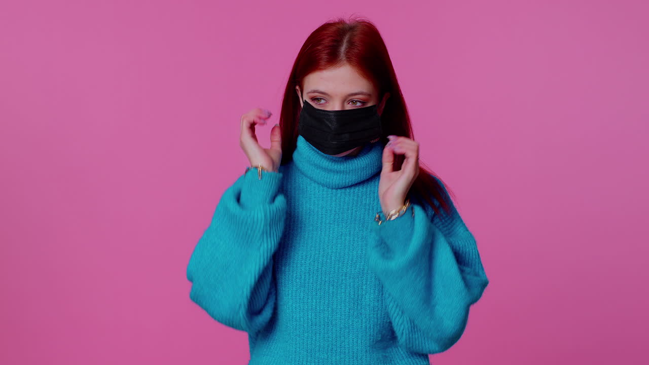 슬픈 불행한 소녀가 호흡기 코로나 바이러스 감염을 예방하기 위해 위생적인 의료 마스크를 착용합니다.