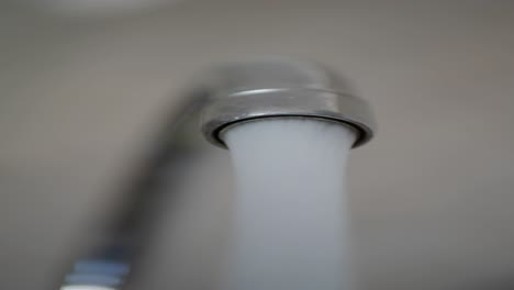 cerca de un grifo de agua