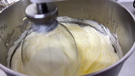 Pastel-De-Crema-De-Mantequilla-De-Merengue-Suizo-Esponjoso-Y-Suave,-Batidora-Eléctrica-Mezclando-Y-Batiendo-La-Clara-De-Huevo-Y-El-Azúcar-Hasta-Que-Esté-Brillante-Y-Rígido,-Primer-Plano