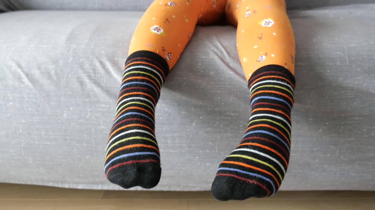 소파에 아이의 다리와 양말