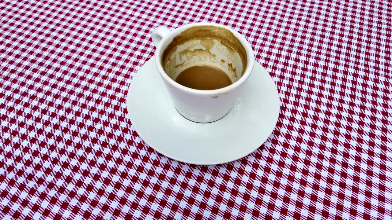 una taza de café capuchino en la mesa con la hoja roja. tiempo para el café.