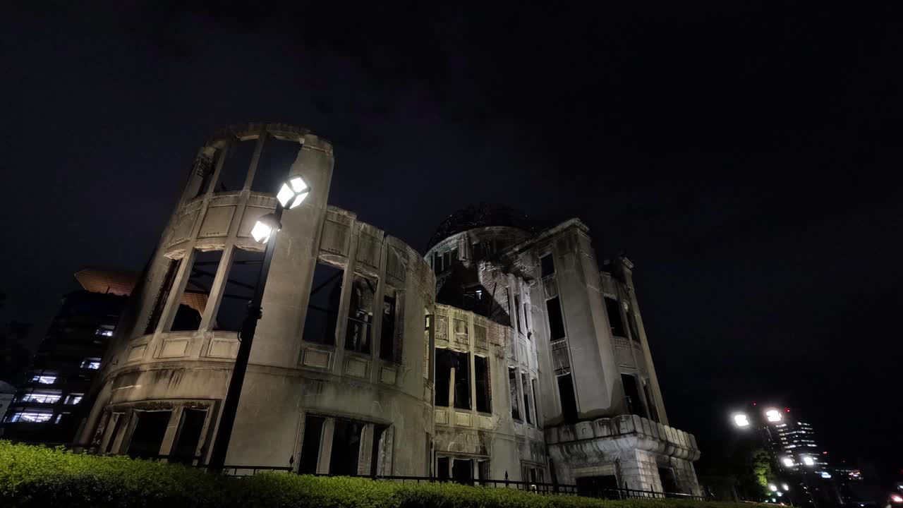 조명 된 건축 구조물 의 야간 전망