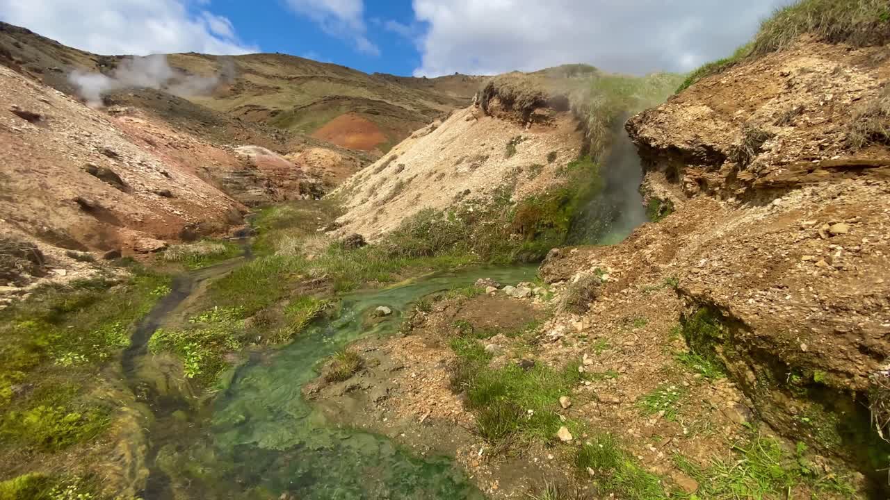 los ríos hirvientes fluyen a través de la región geotérmica hveragerdi a lo largo de la dorsal del atlántico medio en islandia