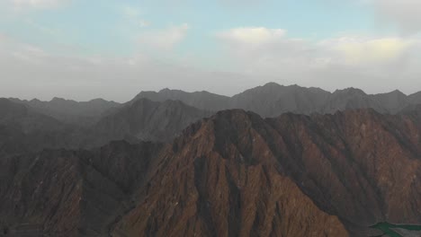 escena aérea de interminables montañas a la vista.